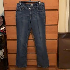 Old Navy “The Flirt” jeans in 8 Short. Super soft. Perfectly cut to fit curves!